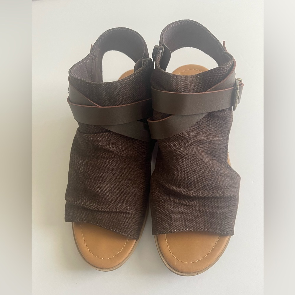 Cambridge Select Women’s‎ Crisscross Strappy Buckle Cutout Sandal Size 7